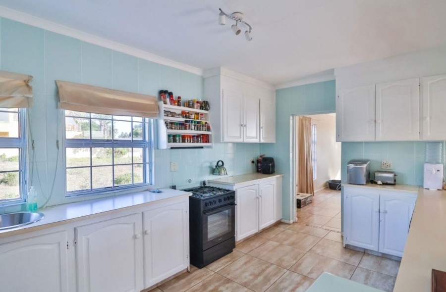 8 Bedroom Property for Sale in Middedorp Western Cape